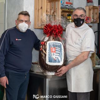 Un uovo gigante di cioccolato marchiato Pro Patria. La sorpresa? La vittoria con la Juve