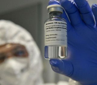 Terza dose dopo quattro mesi, tamponi anche ai vaccinati e super green pass per lavorare. Oggi il governo decide sulle nuove misure