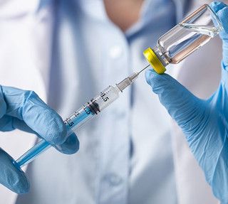 Centri vaccinali anti Covid, cambia la rete: ecco dove saranno e che orari avranno