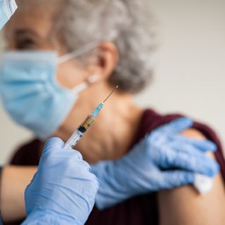Vaccini anti Covid, prima giornata di prenotazioni senza intoppi: oltre 192mila anziani lombardi tra i 75 e i 79 anni hanno aderito