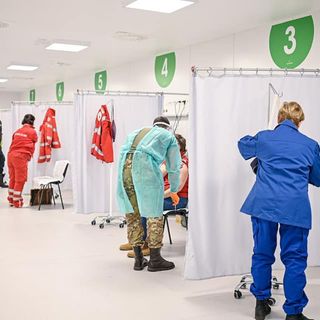 La campagna di vaccinazione (foto d'archivio) oggi parte per gli over ottanta