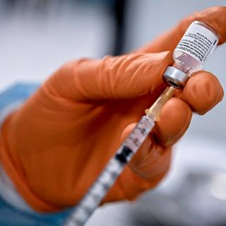 Vaccini anti Covid agli over 80, domani al via le prenotazioni. Ecco come fare