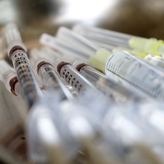 Gallarate aiuta gli anziani a prenotarsi online per il vaccino anti-Covid