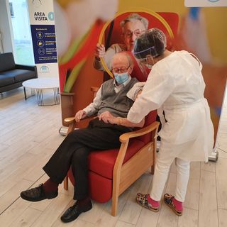 Iniziano le vaccinazioni anti-Covid alla Provvidenza di Busto. La prima al presidente Gobbi