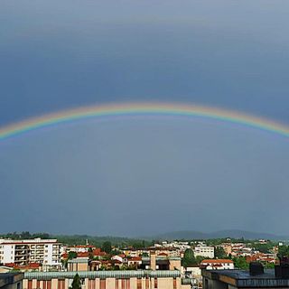 Il sole scaccia l'acquazzone: su Varese splende la magia dell'arcobaleno