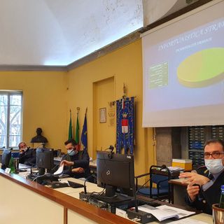 Super lavoro della Polizia locale, ma preoccupano le “bande” di giovani. L’assessore: «Interventi più incisivi». Il sindaco annuncia gli «stati generali della sicurezza»