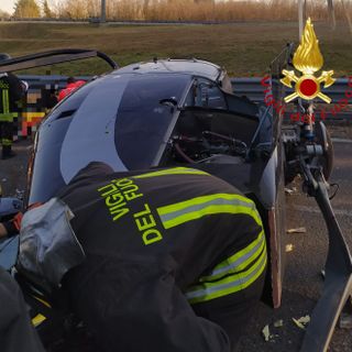 Elicottero precipita sulla rampa dell'Autolaghi a Fino Mornasco