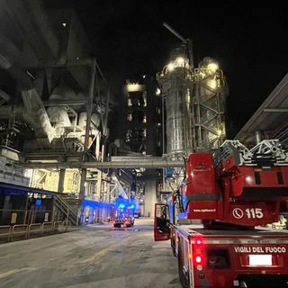 Incendio al cementificio, soccorso un dipendente