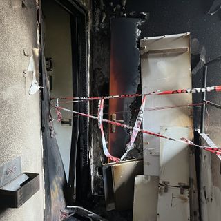 L'appartamento dove è divampato l'incendio, altre tracce dei danni e alcuni vicini: Anna e Jasmi, poi Antonio