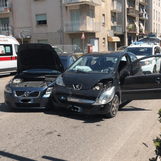 FOTO - Scontro tra due auto in pieno centro ad Arcisate