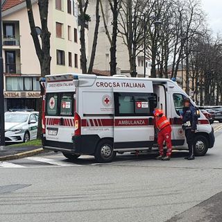 Busto: finisce contro un’auto in sosta, soccorsa in piazza San Michele