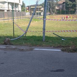 Busto, l’auto finisce… in campo. «Serve un dosso»