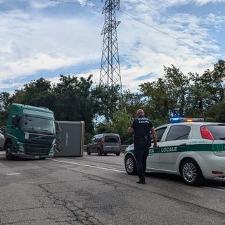 Camion con rimorchio si ribalta sulla statale del Sempione tra Busto e Gallarate. Traffico bloccato
