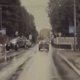 VIDEO. Olgiate, scontro all'incrocio: individuata l'auto pirata