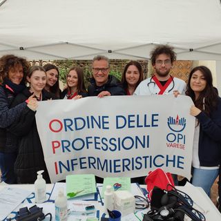Gli infermieri festeggiano aiutando i cittadini