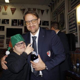 Voglia di abbracci: foto speciali, cominciando dall'abbraccio del mister con Daniele De Grandis due anni fa