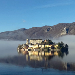 &quot;Stagioni di lago&quot;: pagine eleganti e intense a Orta