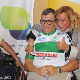 Vito Lascaro con la moglie Susanna e con altri atleti