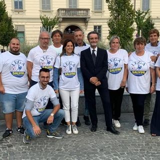 La squadra della Lega con il governatore Fontana durante la campagna elettorale dello scorso anno