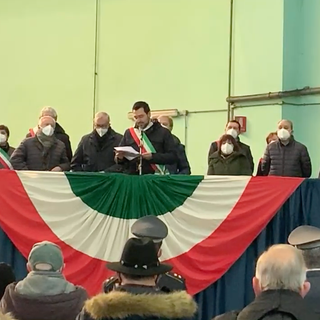Un momento della commemorazione: il discorso del sindaco