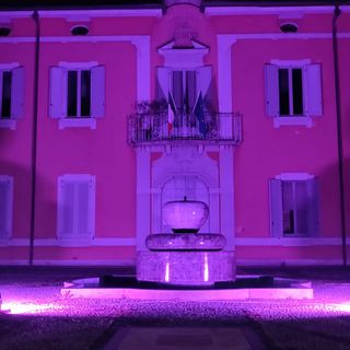 Il municipio a Lonate si è tinto di rosa