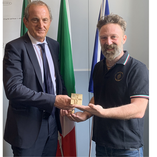 La foto del sindaco Antonelli con Fabio Longhin, rappresentante dei pasticceri con il timbro BB