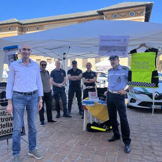 L'assessore Loschiavo con la Polizia locale durante Cuori in piazza
