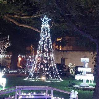 Il cortile di Villa Gonzaga a Olgiate si illumina per le feste