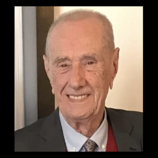Luigi Ferrari aveva novant'anni. Sotto la scultura con Flauto