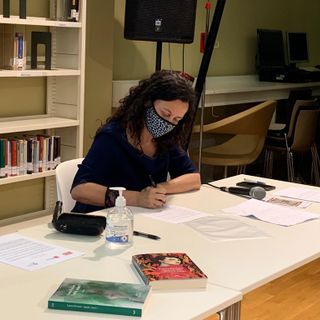La vicesindaco Maffioli mentre firma ll patto per la lettura
