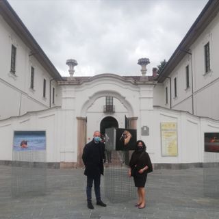 Le immagini arrivate in piazza Vittorio Emanuele a Busto con la vicesindaco Manuela Maffioli e Claudio Argentiero dell'Afi (foto del Comune di Busto)