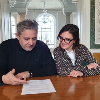 Marco Magrini &quot;osserva&quot; l'elenco dei consiglieri delegati insieme alla sua vice Valentina Verga