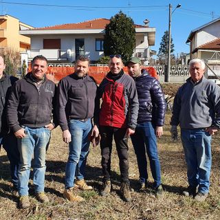 Una parte della squadra di volontari al lavoro per realizzare il Mai Paura Camp
