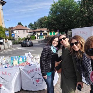 Alcune mamme al mercatino a Travedona Monate lo scorso 21 aprile
