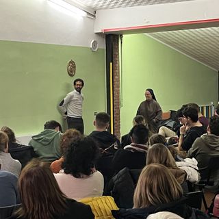 VIDEO. Una marea di giovani da suor Marcella: «Haiti, non vi parlerò di brutture, ma di speranza»