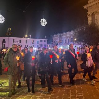 VIDEO. Busto, in mille alla fiaccolata per dire basta alla violenza sulle donne