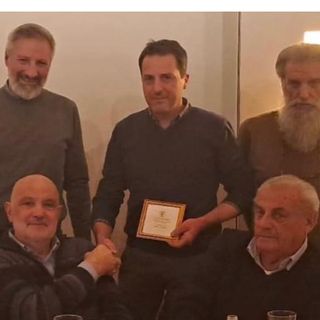 Momenti felici: la festa di Natale con la riconoscenza espressa a Mauro (foto per cortesia dell'assessore Moretti)