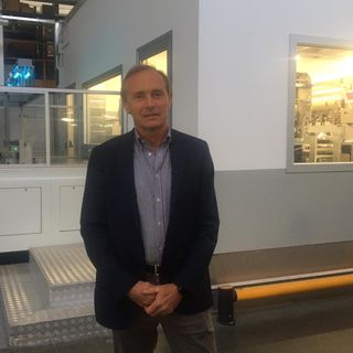 Mauro Miele vicino a uno dei nuovi macchinari dell'azienda di Gorla Minore (sotto l'imprenditore pilota in un rally)