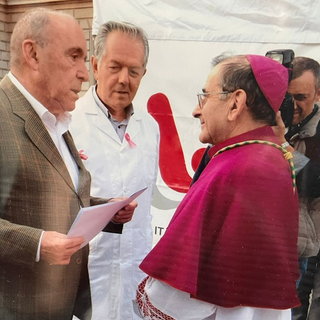 Una foto di Franco Mazzucchelli con monsignor Mario Delpini