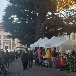 A Olgiate il cortile di Villa Gonzaga si è trasformato per un giorno in un mercatino natalizio