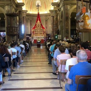 VIDEO. Samarate si ferma per salutare Alessandro Mescia: «Ha dimostrato che la santità è una dimensione popolare»