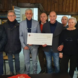 Il cuore rossonero di Busto batte per i bisognosi. Dal Milan Club una donazione alla residenza di via Catullo