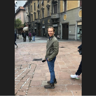 Cristiano Militello di Striscia la Notizia a Busto: «La gente mi parla dei lampioni»