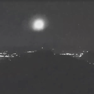 Una delle immagini del missile catturate dalla webcam del Centro Geofisico Prealpino