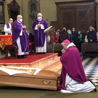 Monsignor Luca Raimondi sul feretro di don Luigi Brambillasca