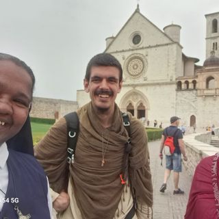 Uno zaino, qualche cartello, niente soldi: il cammino di Giovanni Muggeri per la pace