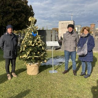 Da sinistra Luca e Marco Cirigliano, con Marika Mura e l'Albero dei bimbi angeli