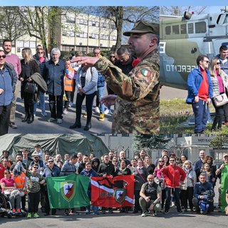 «Amiamo come brillano i vostri occhi». L'amicizia tra la Nato e le Cuffie Colorate