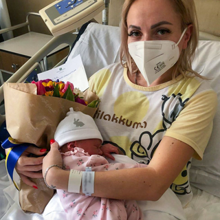 Buona vita a te, piccola Nikole, e alla tua mamma coraggiosa: è riuscita a farti nascere lontano dalle bombe in Ucraina