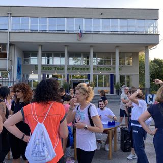 VIDEO. «Abbiamo camminato insieme per aiutare la biblioteca di Faenza. Perché Noi del Tosi siamo una famiglia»